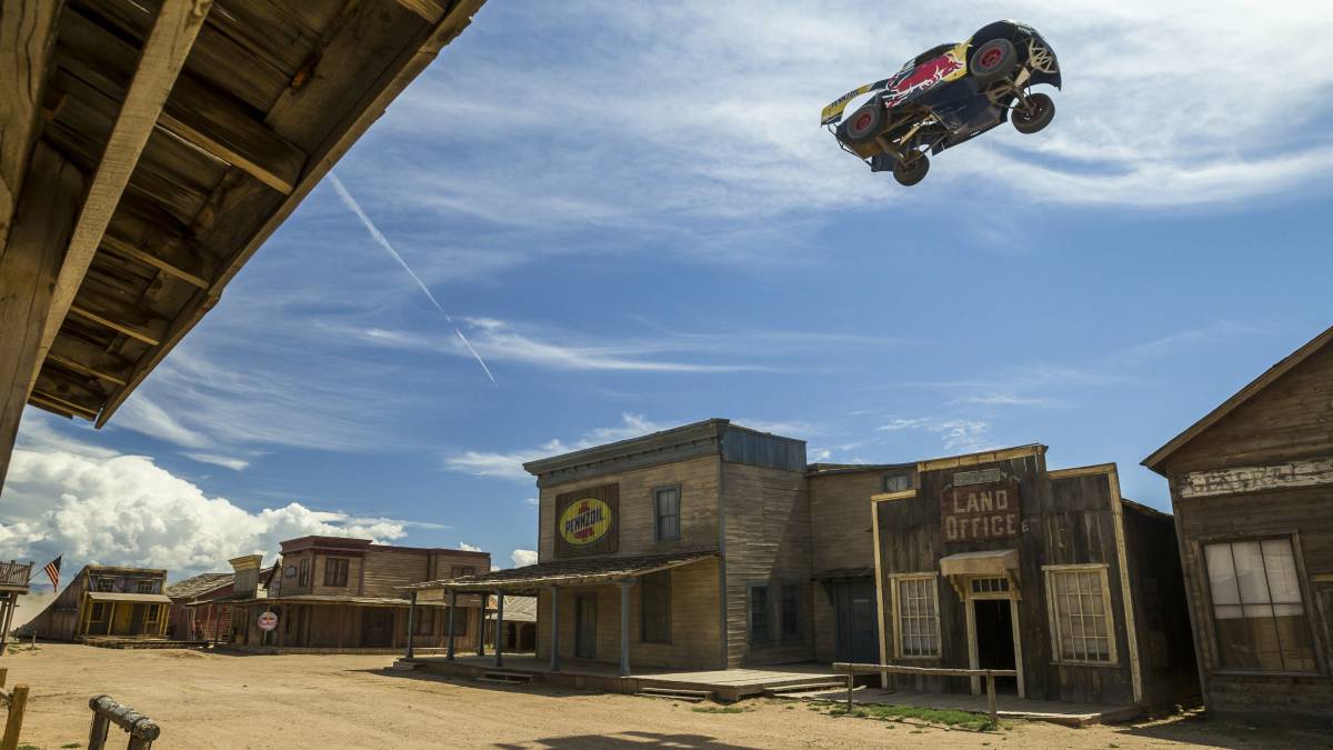 Bryce Menzies, récord del mundo salto coche