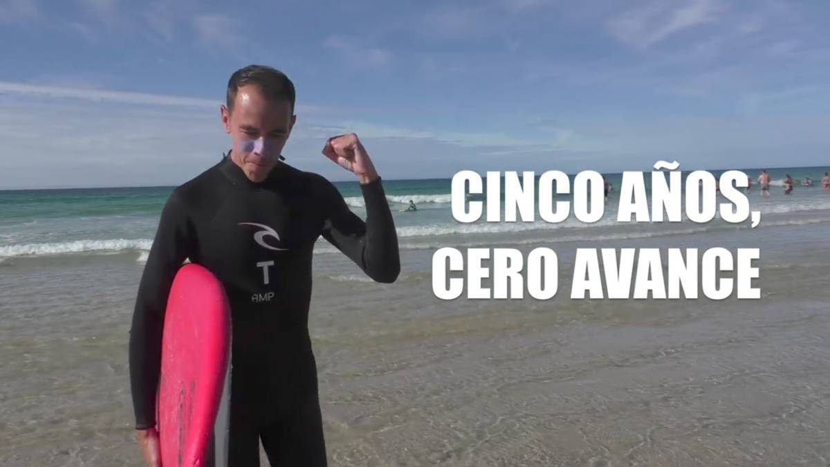 Pantomima Full, parodia surf - surfista