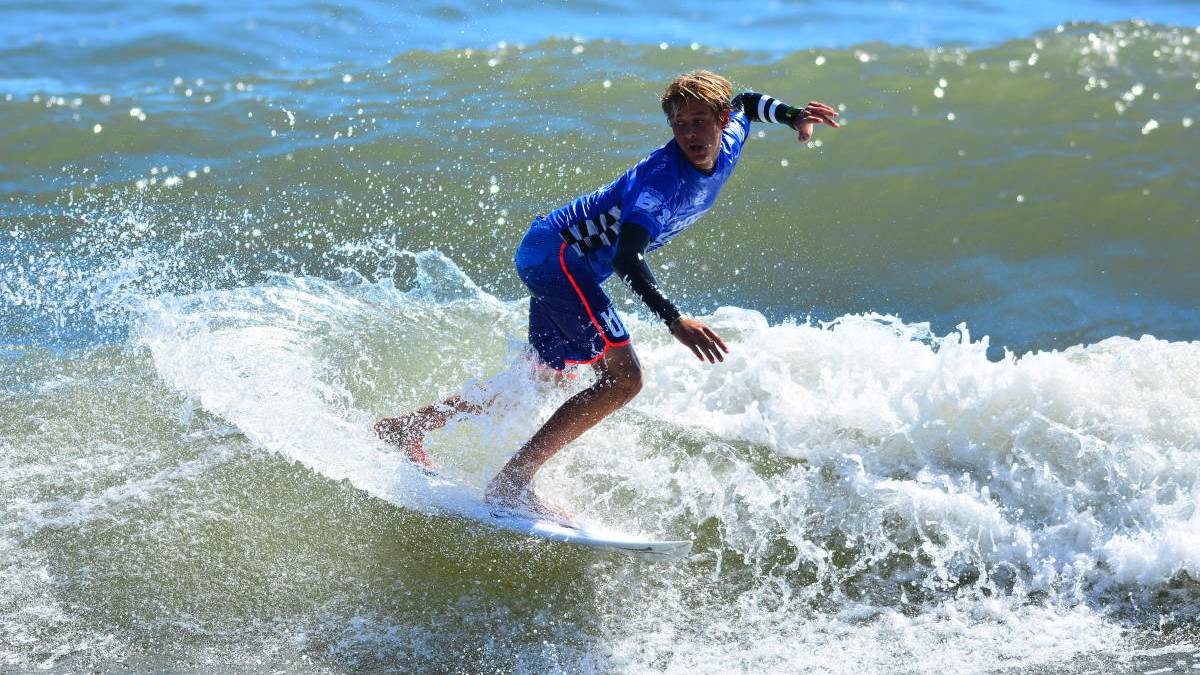 Zander Venezia, joven promesa del surf en Barbados, compitiendo en una prueba de la WSL.