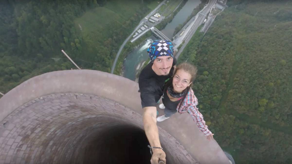 Selfie de Flaviu Cernescu y Ena Zaur en la chimenea más alta del mundo, en Eslovenia. De 365 metros.