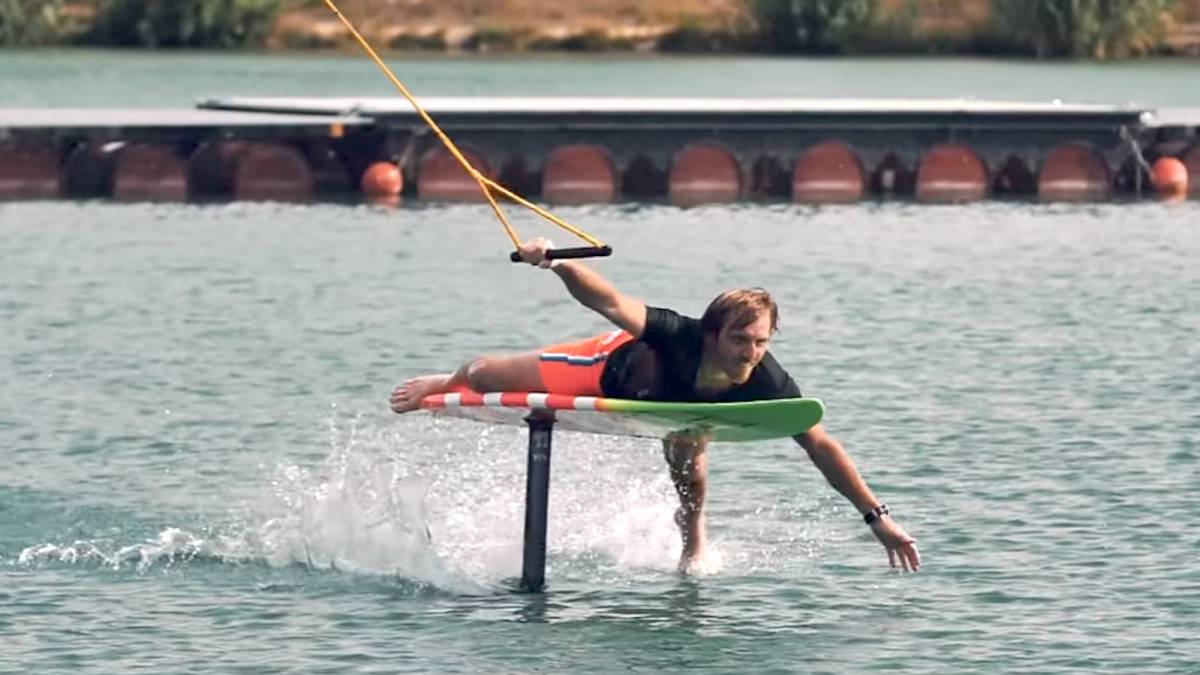 Épica sesión de foil surfing en un wakepark