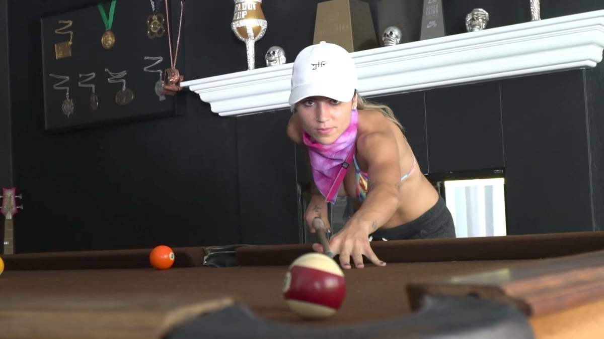 Leticia Bufoni billar casa skater mejor pagada mundo bikini pañuelo gorra