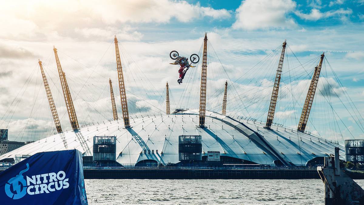 Travis Pastrana vídeo río támesis