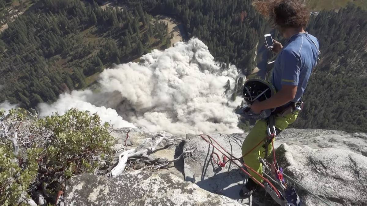 Desprendimiento roca granito El Capitan Yosemite escaladores nube polvo