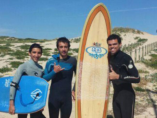 Pepe durante sus clases de surf