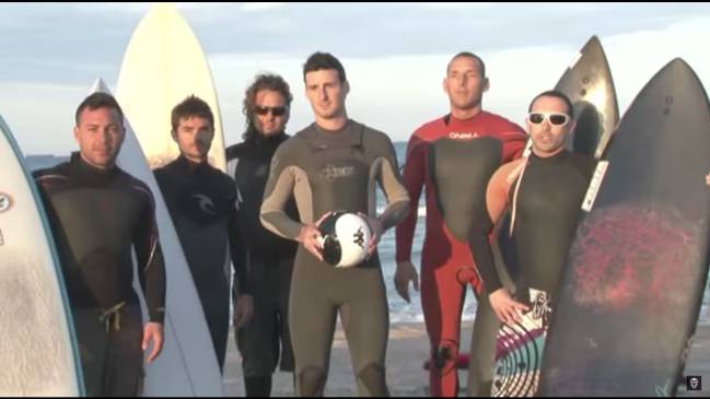 Aritz Aduriz con surfistas de Valencia