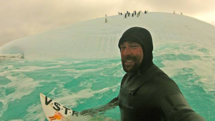 Kepa Acero surf Antártida pingüinos iceberg
