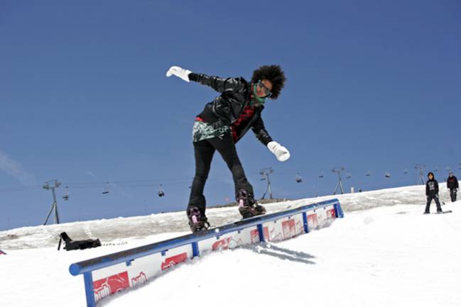 stranger things 2 gabrielle maiden snowboard