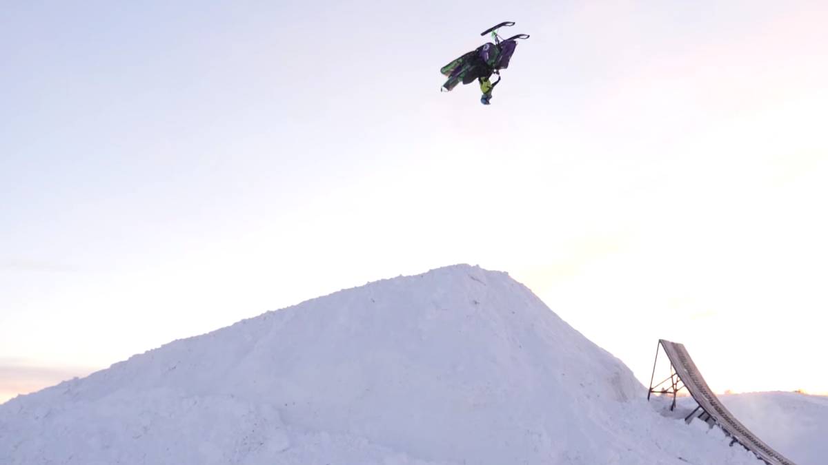 Ella Snäll, primer backflip mujer snowmobile nieve red bull moto
