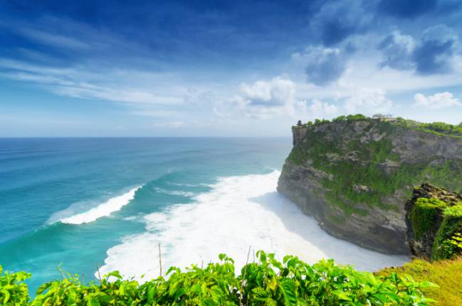 Costa Uluwatu temple Bali Indonesia surf principiantes viajes
