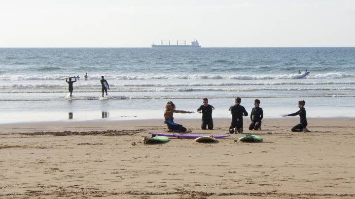 5 viajes para aprender a hacer surf
