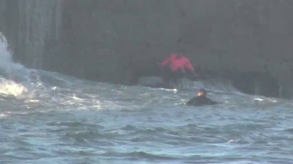 dos surfistas rescatan joven apuros san vicente barquera cantabria rompeolas surf