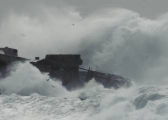 El temporal Emma bate récords y arrasa las playas de Cádiz