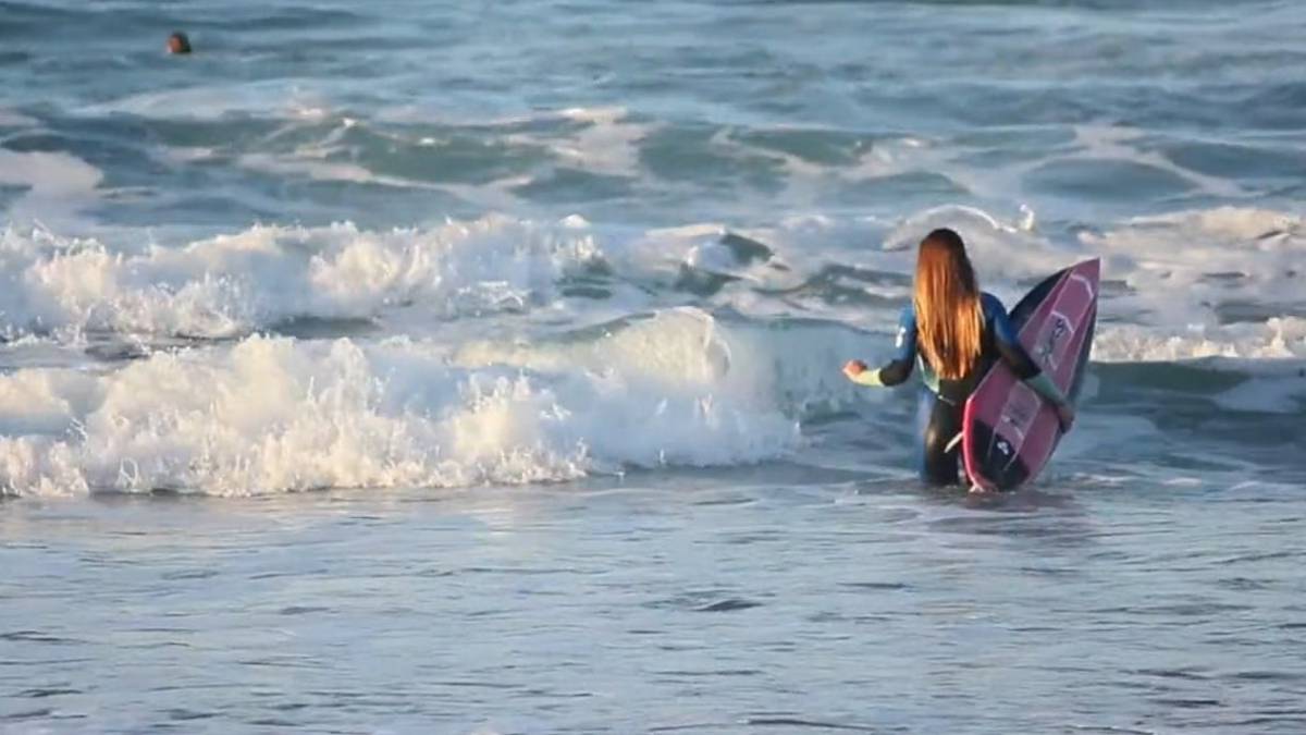 surfista entrando agua zarautz surf gipuzkoa leire garmendia