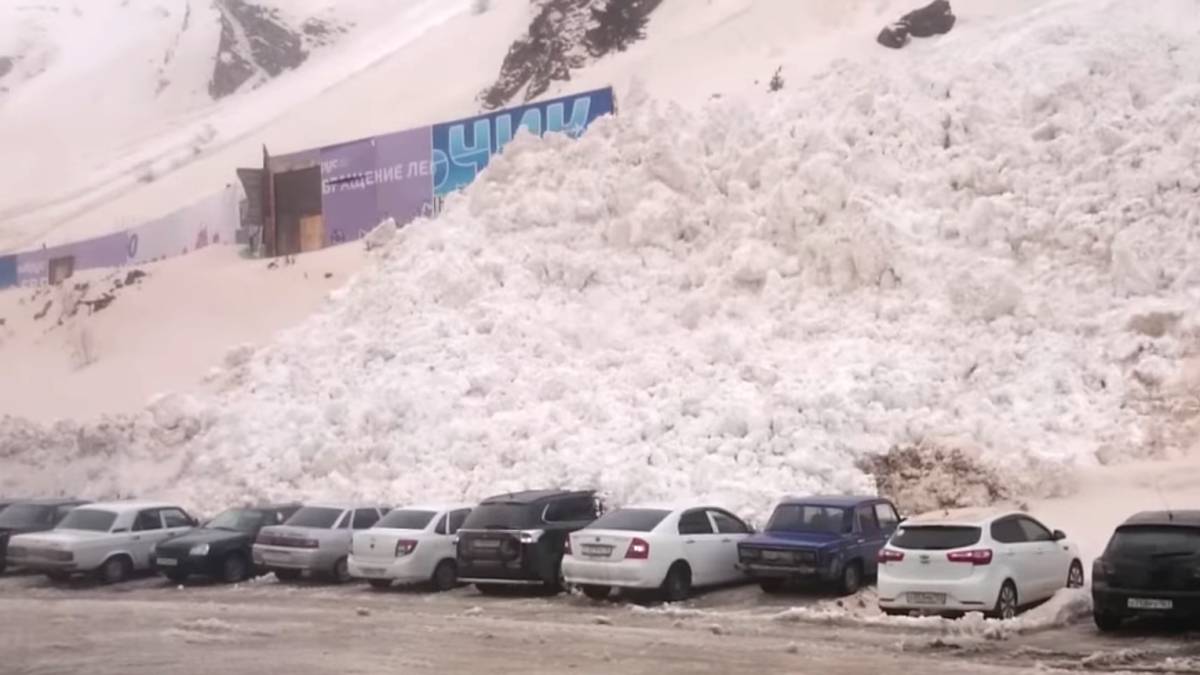 avalancha alud sepulta coches estacion esqui monte elbrus rusia
