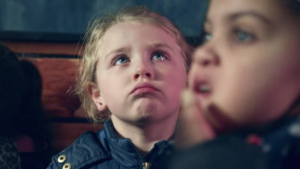niña campaña viral greenpeace niños irlandeses acuario plastico