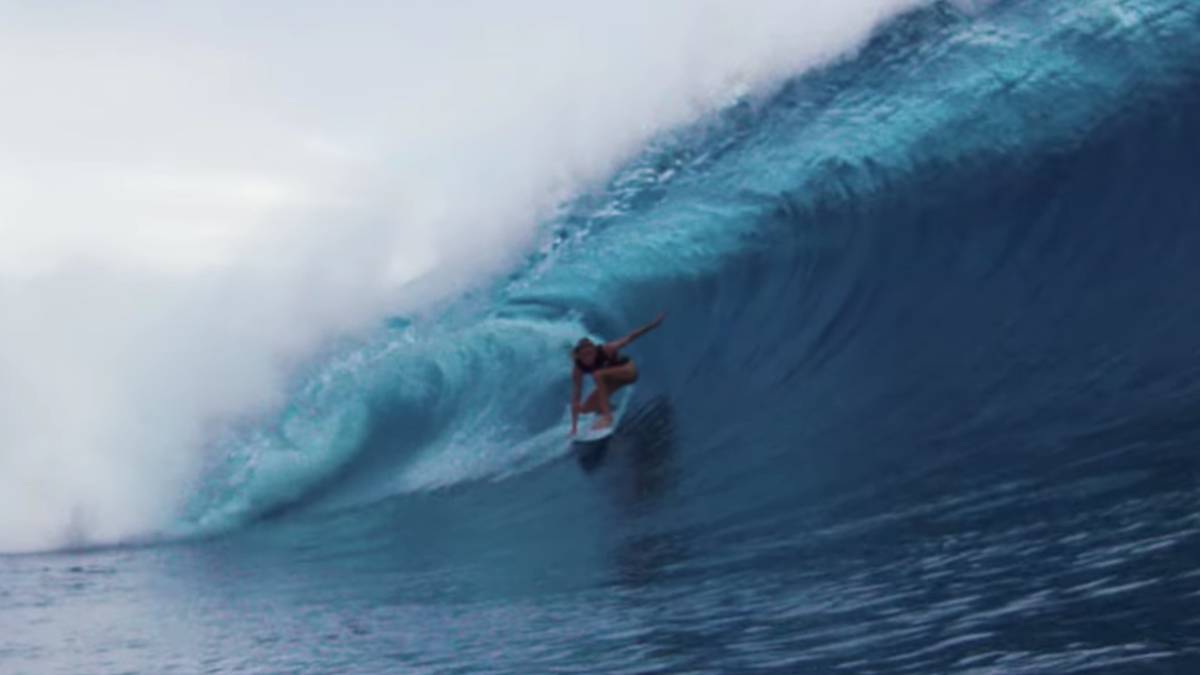 surfista laura enever surf tubo