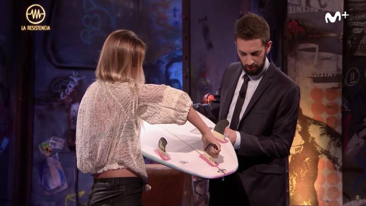 lucia martiño david broncano quillas tabla surf programa la resistencia movistar plus david broncano surfista surfer surfera asturias entrevista humor