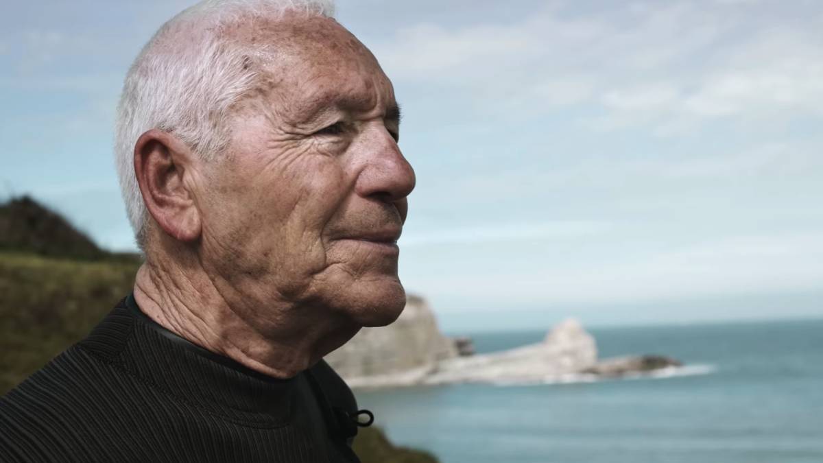 Meco, surfista Cantabria videoclip 3 sekunden island surf 77 años