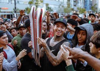 Nyjah Huston decide regalar ropa y tablas que no usa y desata la locura