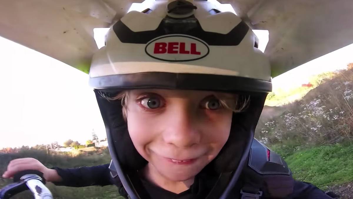 Rex niño 7 años practicando Dirt Jump. GoPro Award caras expresiones faciales
