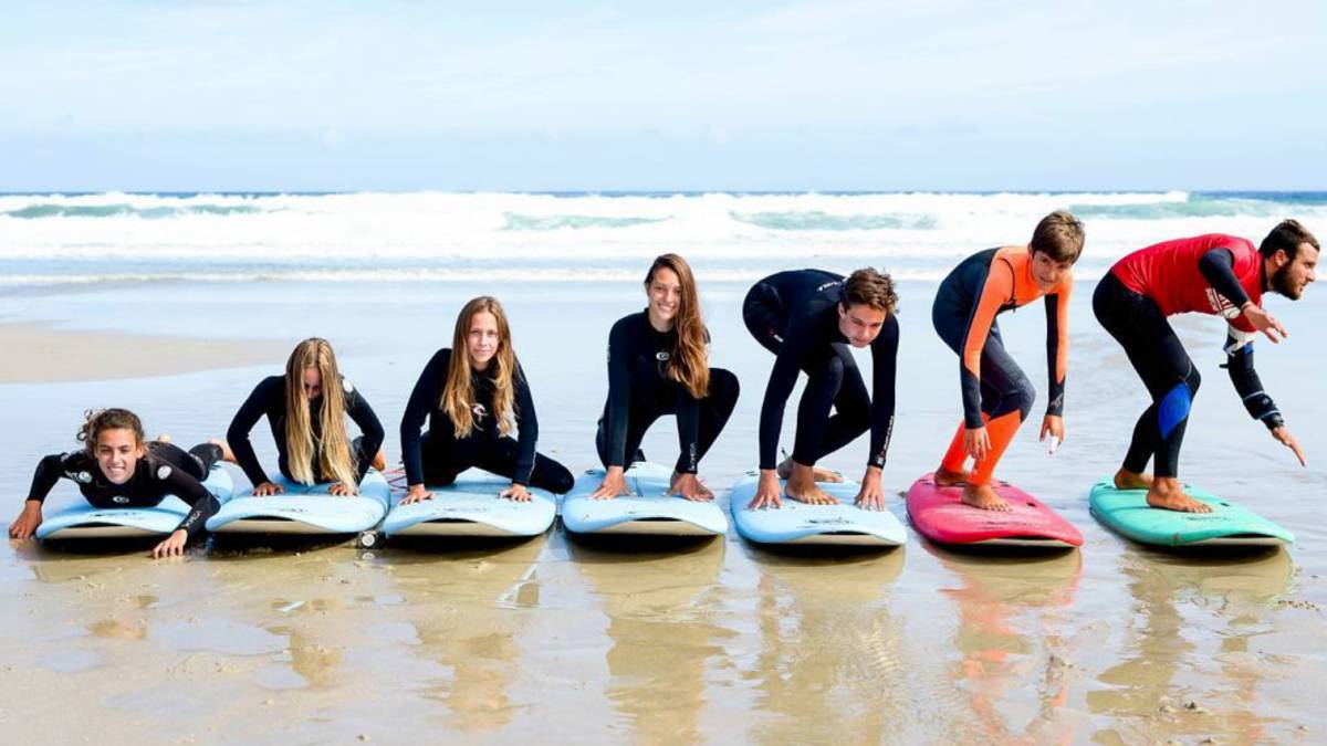 foto grupo proceso levantarse tabla surfear art surf camp propuesta actividad verano deportes accion razo galicia españa playa olas surfing