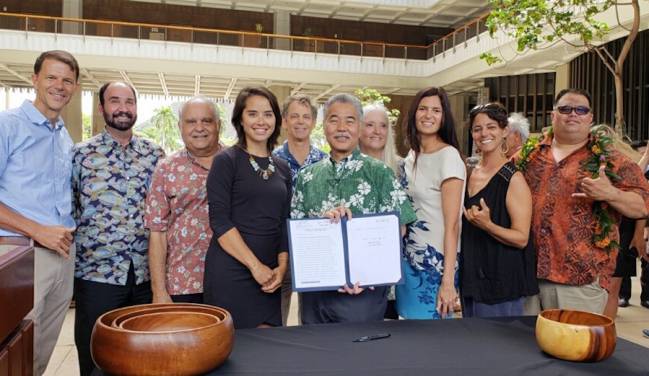 Firma ley prohibición protectores solares surfrider gobernador hawai