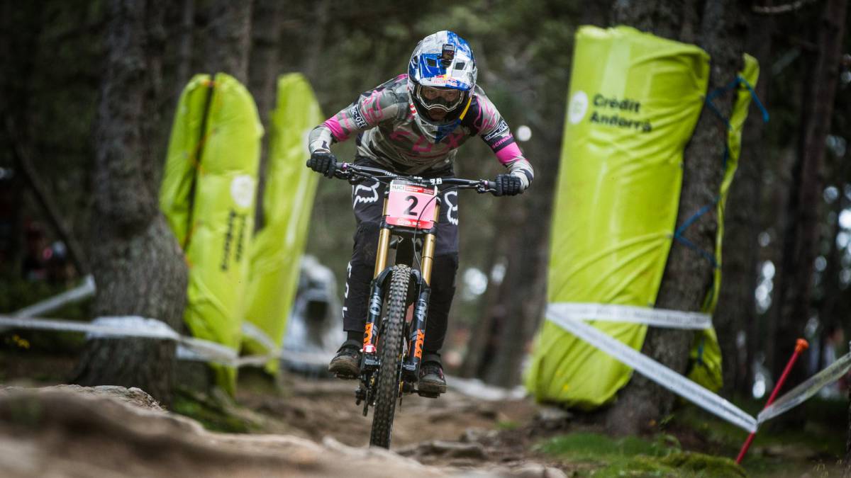 tahnee seagrave durante descenso copa mundo dh vallnord andorra mtb mountain bike downhill uci world cup