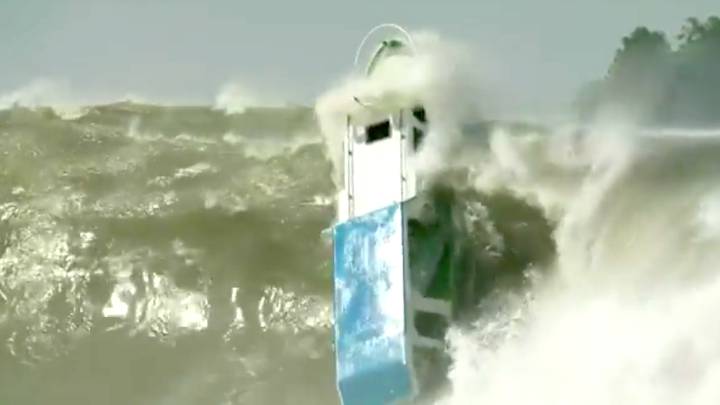 Olas hacen volcar embarcación Nias Indonesia swell