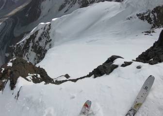 Así fue la bajada de Andrzej Bergiel esquiando desde la cima del K2