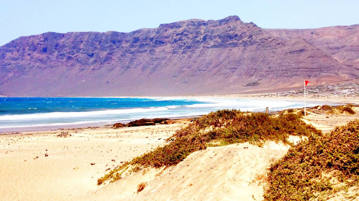 caleta famara playa risco bandera roja mar lanzarote surf