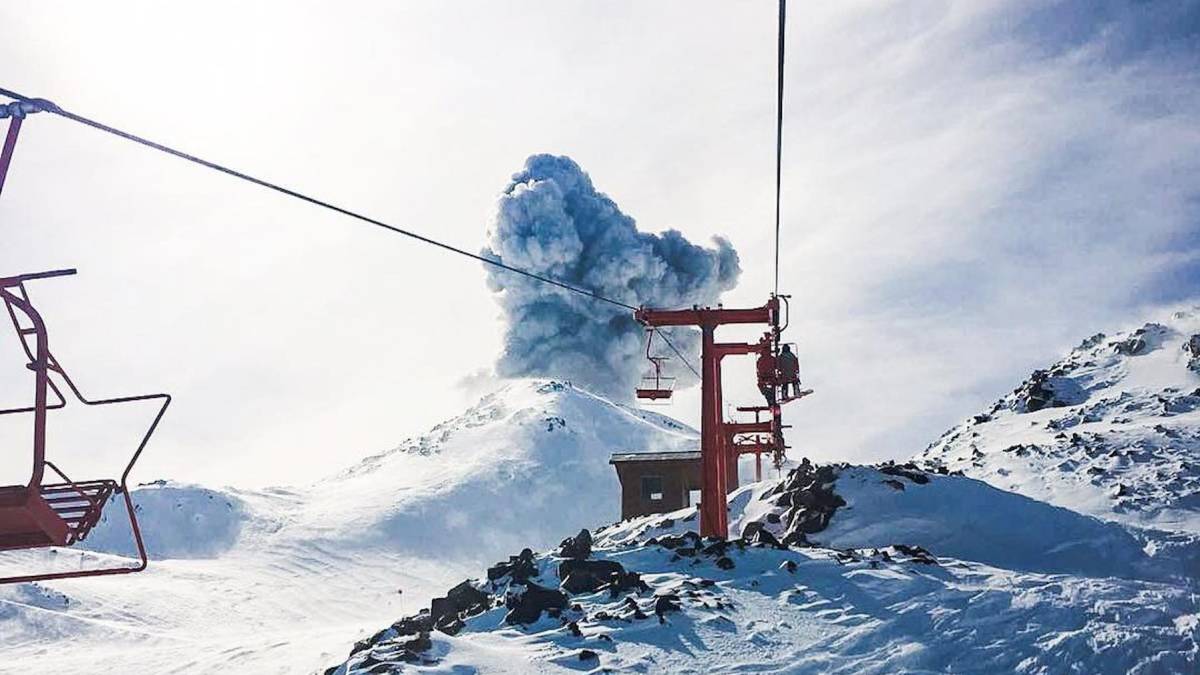 nevados de chillan volcan columna de humo