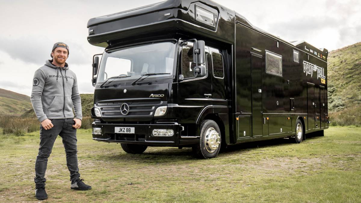 Danny MacAskill, autocaravana mtb sueño ciclista negra mercedes rider red bull mountain bike