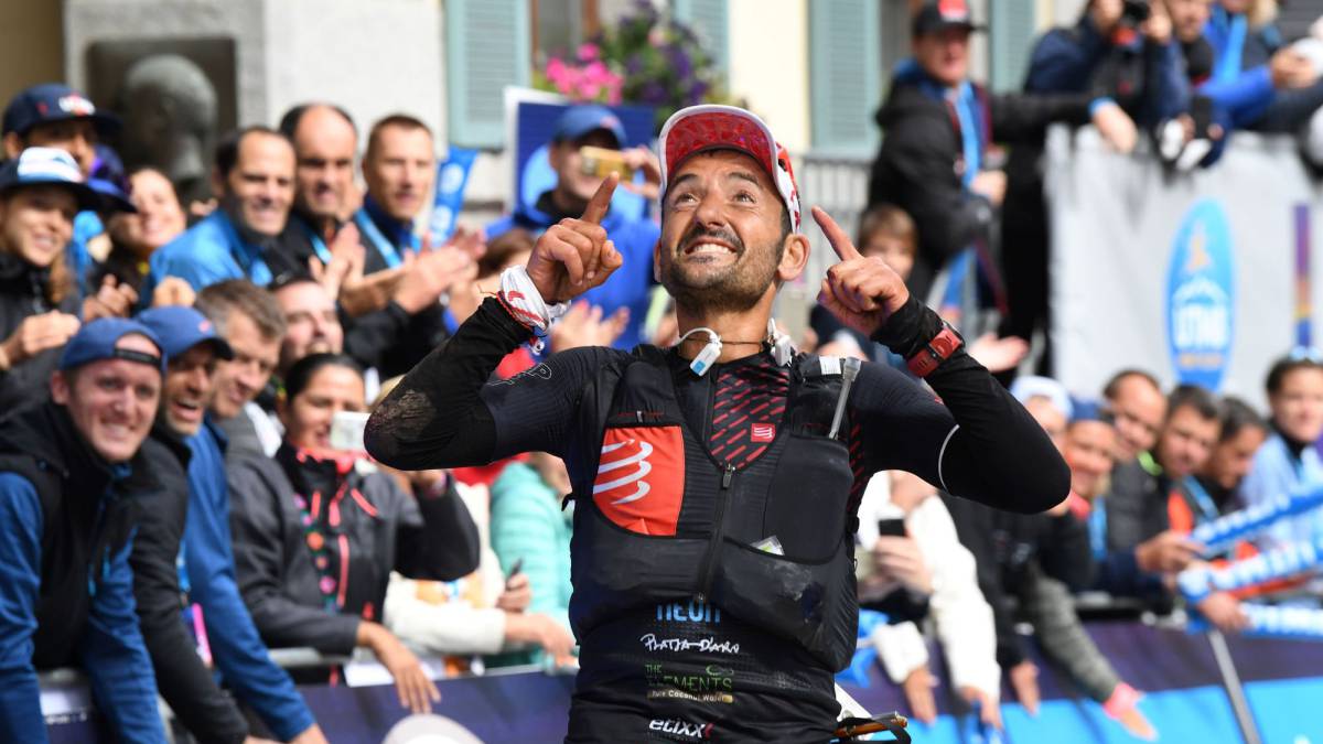 Jordi Gamito, tercero UTMB ultra trail mont blanc entrando meta dedos arriba