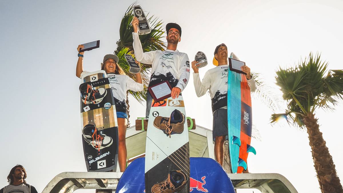 claudia leon freestyle woman alex pastor man david marin strapless ganadores spain kiteboarding league skl 2018 foto podio prueba tarifa kitesurf cadiz tumbao red bull