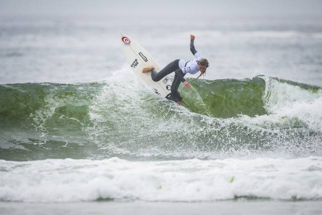 melania suarez surfista canarias laguna tenerife sorpresa pull and bear pantin classic galicia pro sexta ronda licra blanca valdoviño coruña