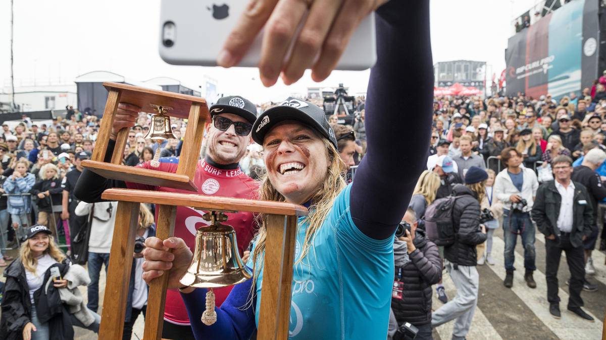 mick fanning stephanie gilmore premios rip curl pro bells beach ct wsl premios selfie