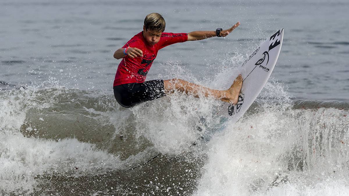 oa2 mozucos challenge club obsession a2 surfista licra roja playa luaña cantabria evento circuito cantabro junior surf 2018