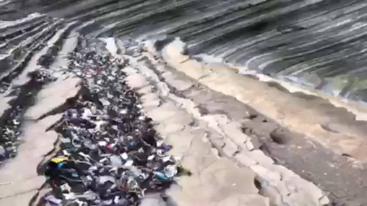 basura acumlada increible flysch acantilados zumaia guipuzcoa