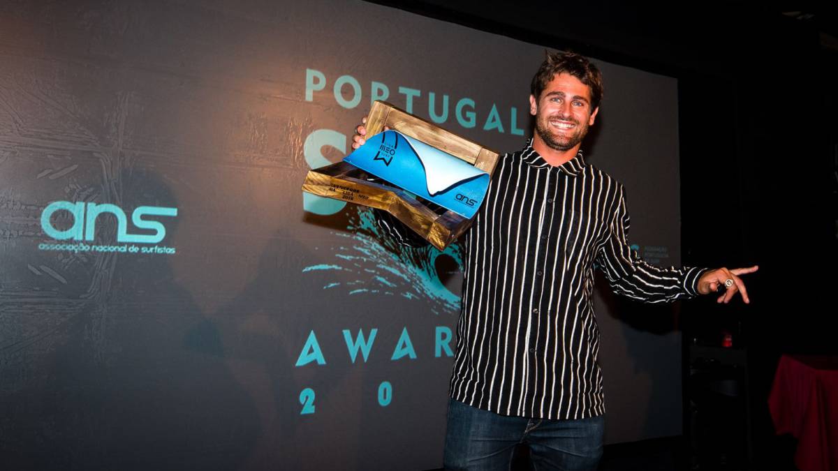 gony zubizarreta posa trofeo vencedor liga meo surf gala portugal awards 2018