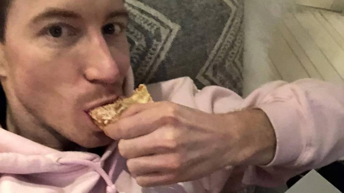 Shaun White comiendo un donut