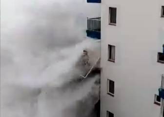 Un fuerte oleaje rompe balcones y obliga a evacuar viviendas en Tenerife