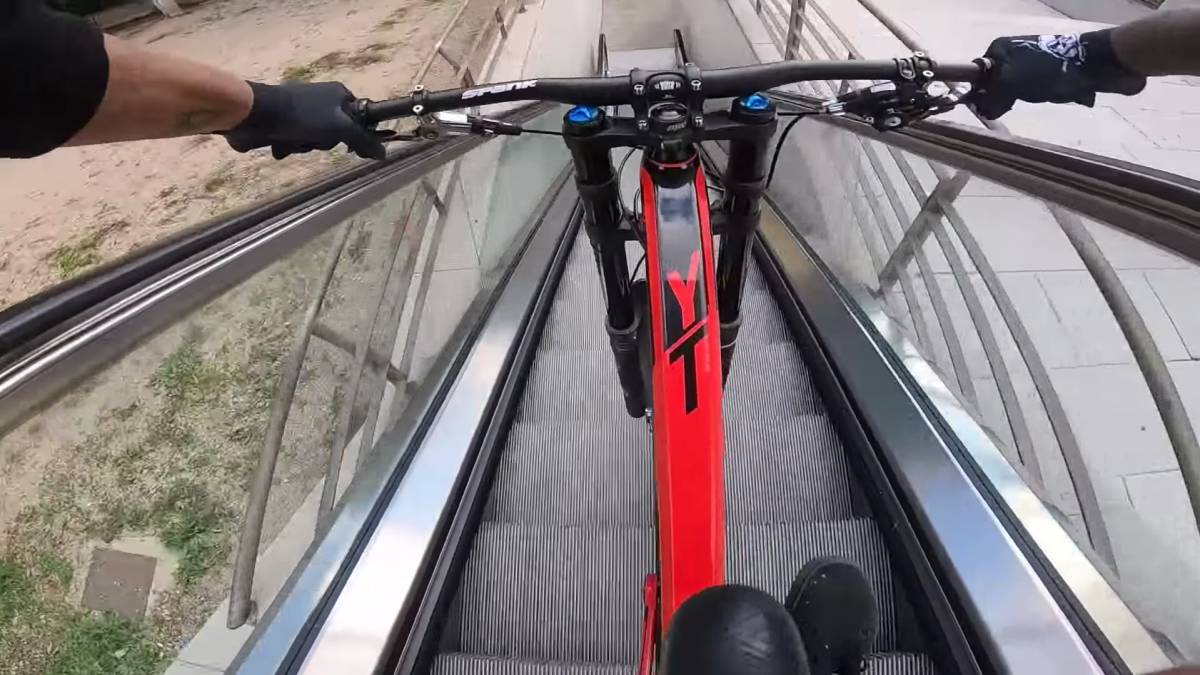 bienve aguado mtb downhill urbano dh escaleras mecanicas gava barcelona
