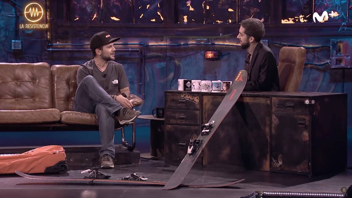 esquiador freeride aymar navarro entrevista david broncano la resistencia movistar plus esquís atomic gorra kayak camiseta the north face humor