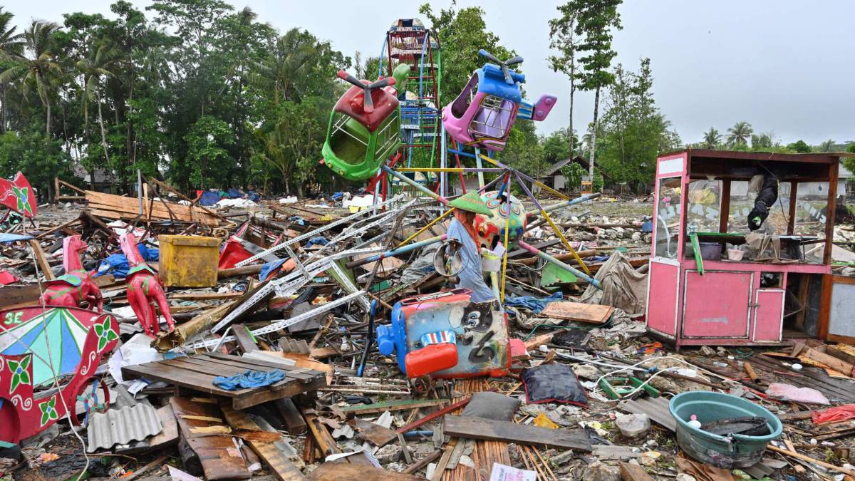 Las olas gigantes de un tsunami inesperado arrasan Indonesia
