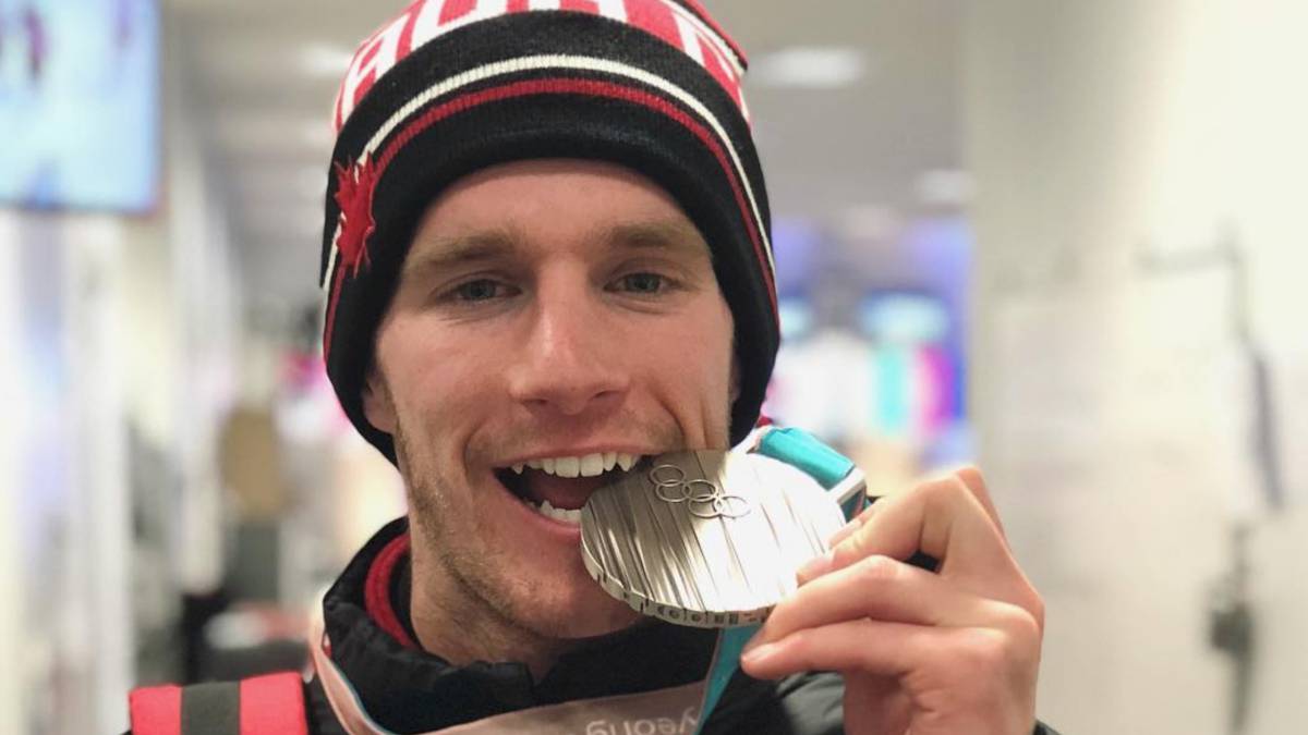 Max Parrot muerde la medalla de plata de snowboard slopestyle de los Juegos Olímpicos de Pyeongchang.