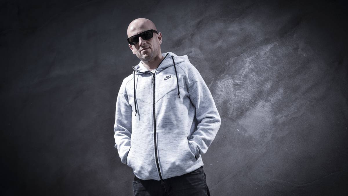 carlos dominguez pity director o marisquiño pizarra negra gafas sol sudadera nike foto looker