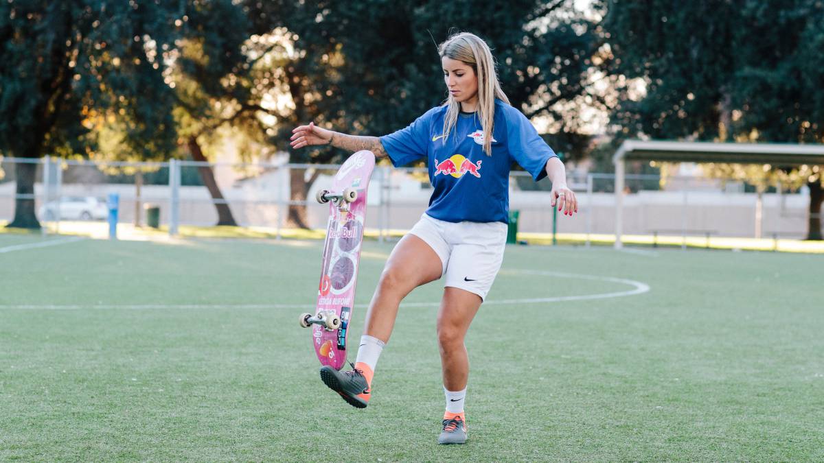 leticia bufoni toques tabla skate campo futbol nuevo video red bull tv