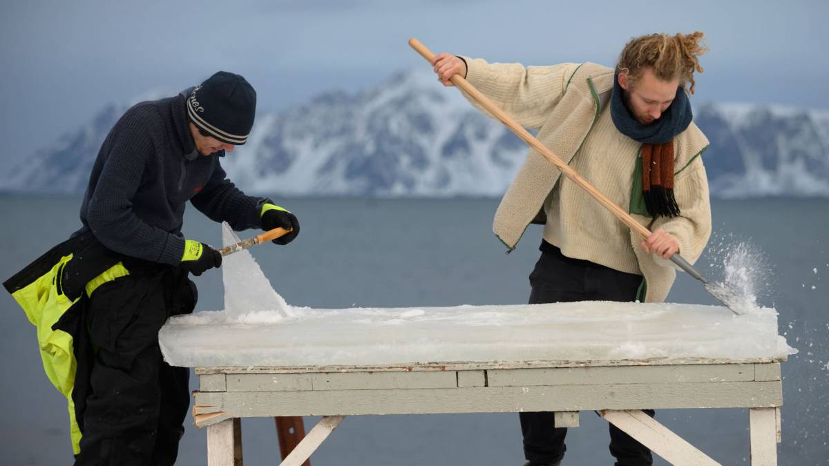 Crean unas tablas de surf hechas de hielo e intentan surfear con ellas