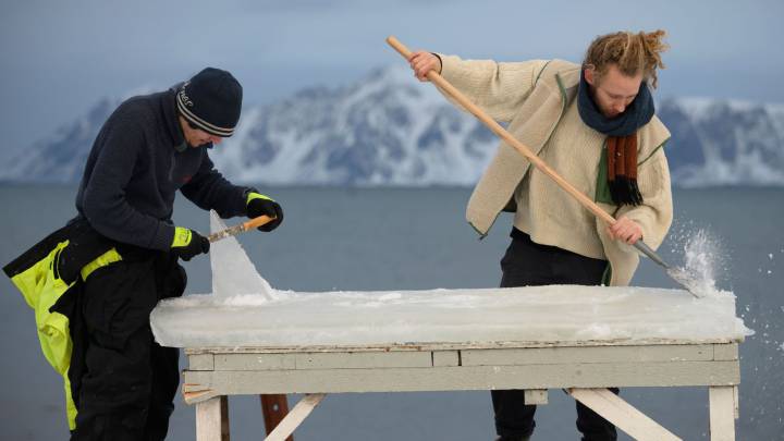 Crean unas tablas de surf hechas de hielo e intentan surfear con ellas